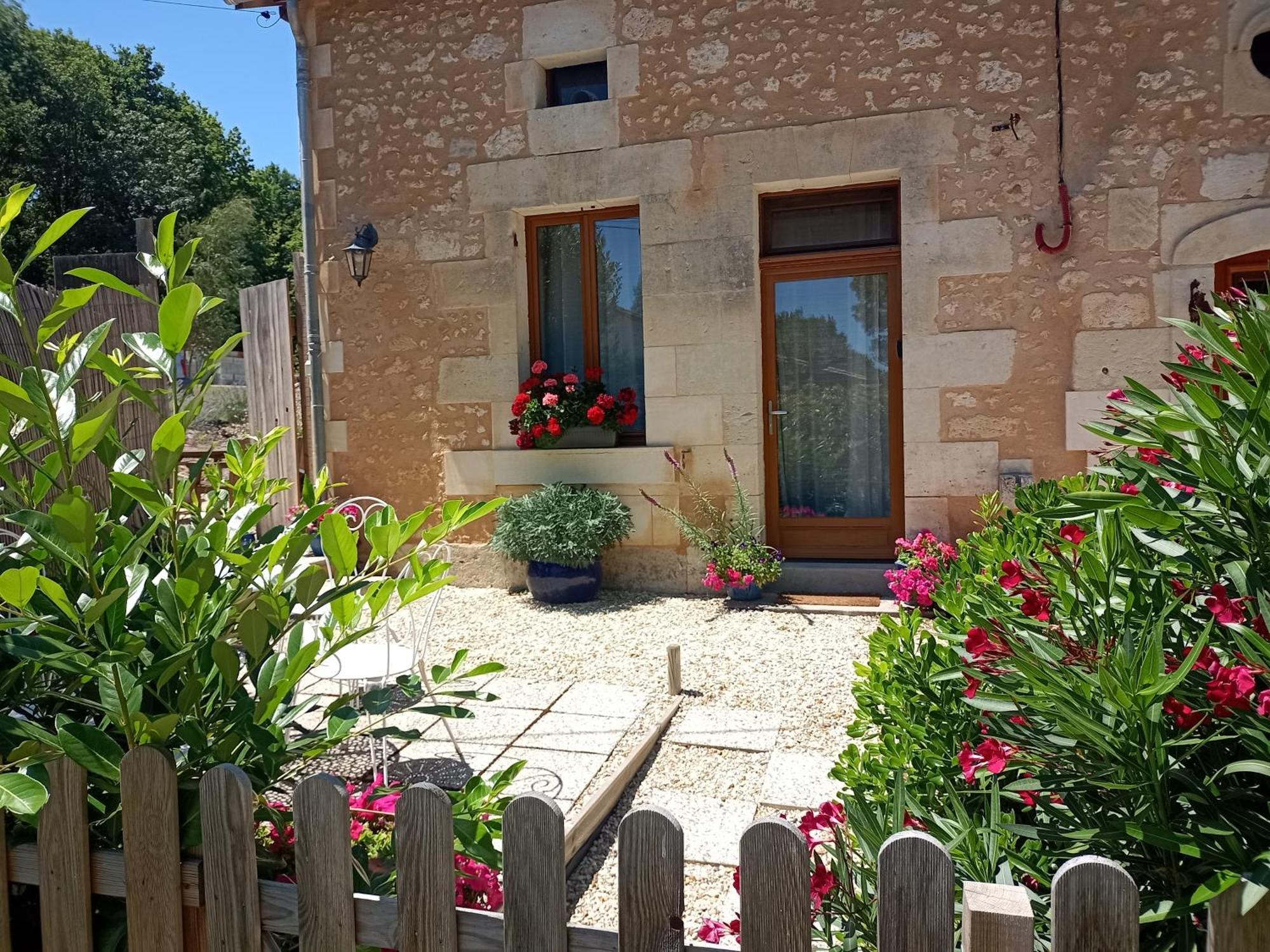 La Vieille Grange - Saint-Privat-Des-Pres Bed and Breakfast Buitenkant foto